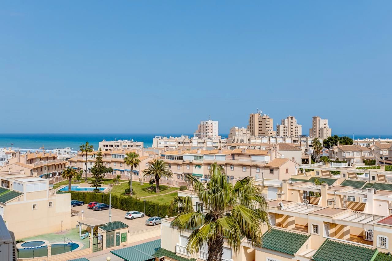 Dormitori de Apartament en venda en Torrevieja amb Aire condicionat, Terrassa i Moblat