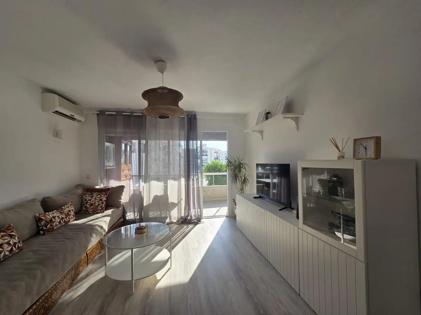 Sala de estar de Piso de alquiler en Benalmádena con Terraza y Piscina comunitaria