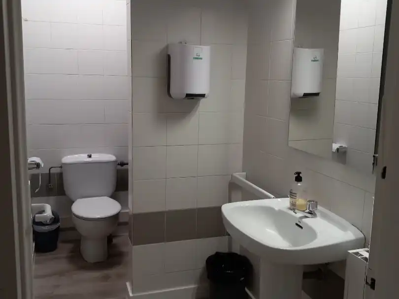 Bany de Oficina de lloguer en Mollerussa amb Aire condicionat, Calefacció i Moblat