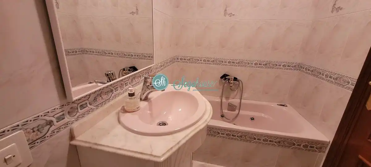 Bathroom of Flat for sale in Segovia  with Heating, Parquet flooring and Terrace