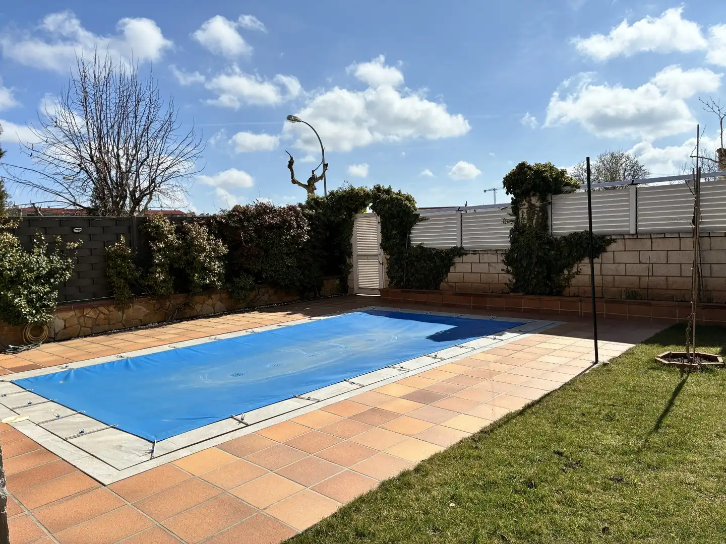 Schwimmbecken von Einfamilien-Reihenhaus zum Verkauf in Soria Capital  mit Heizung, Privatgarten und Terrasse