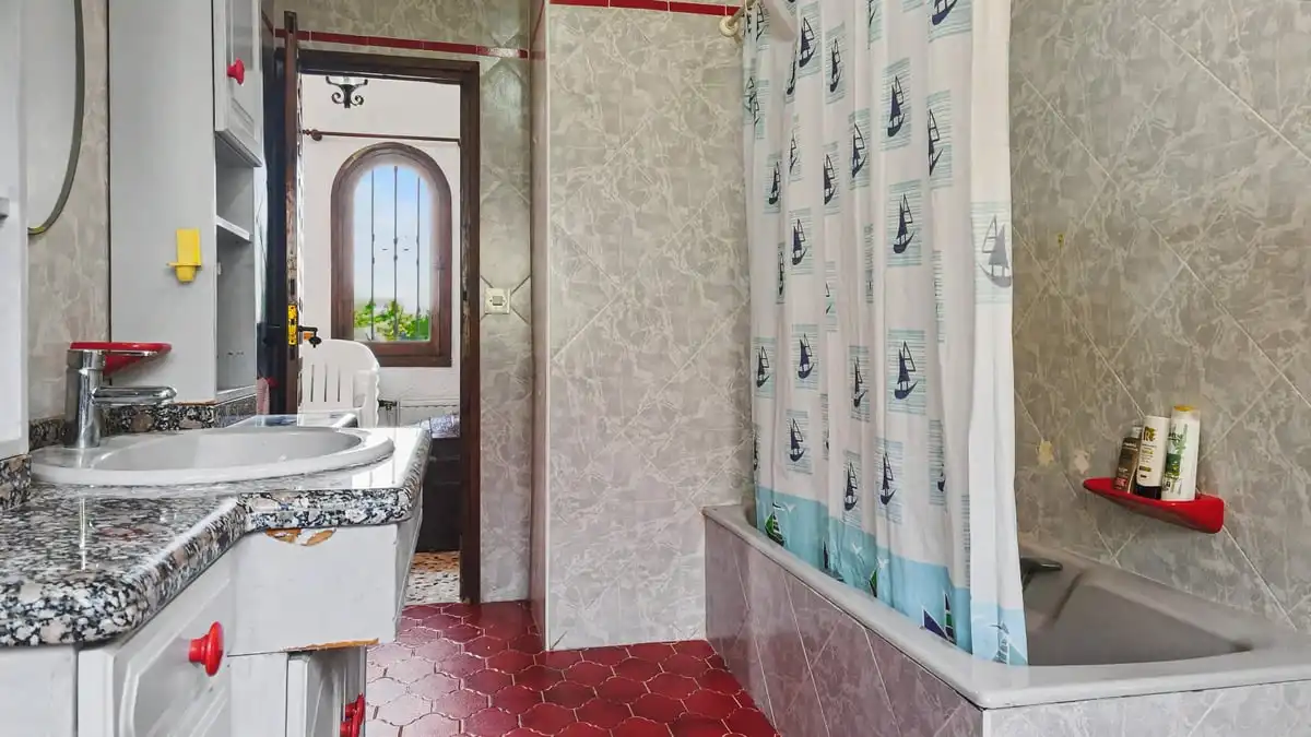Badezimmer von Haus oder Chalet zum Verkauf in Dénia mit Heizung, Privatgarten und Terrasse