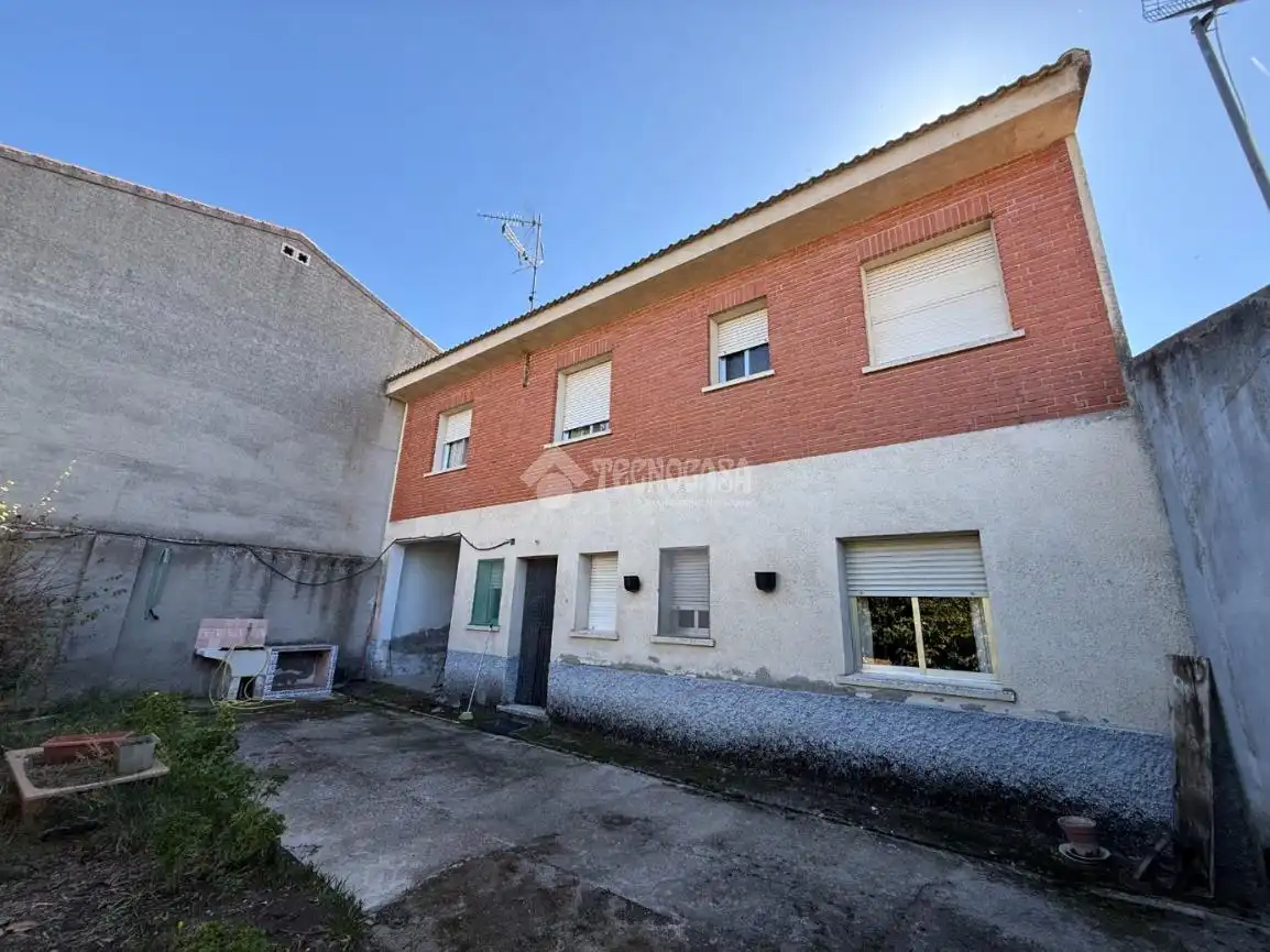 Vista exterior de Casa adosada en venta en Lucillos con Balcón