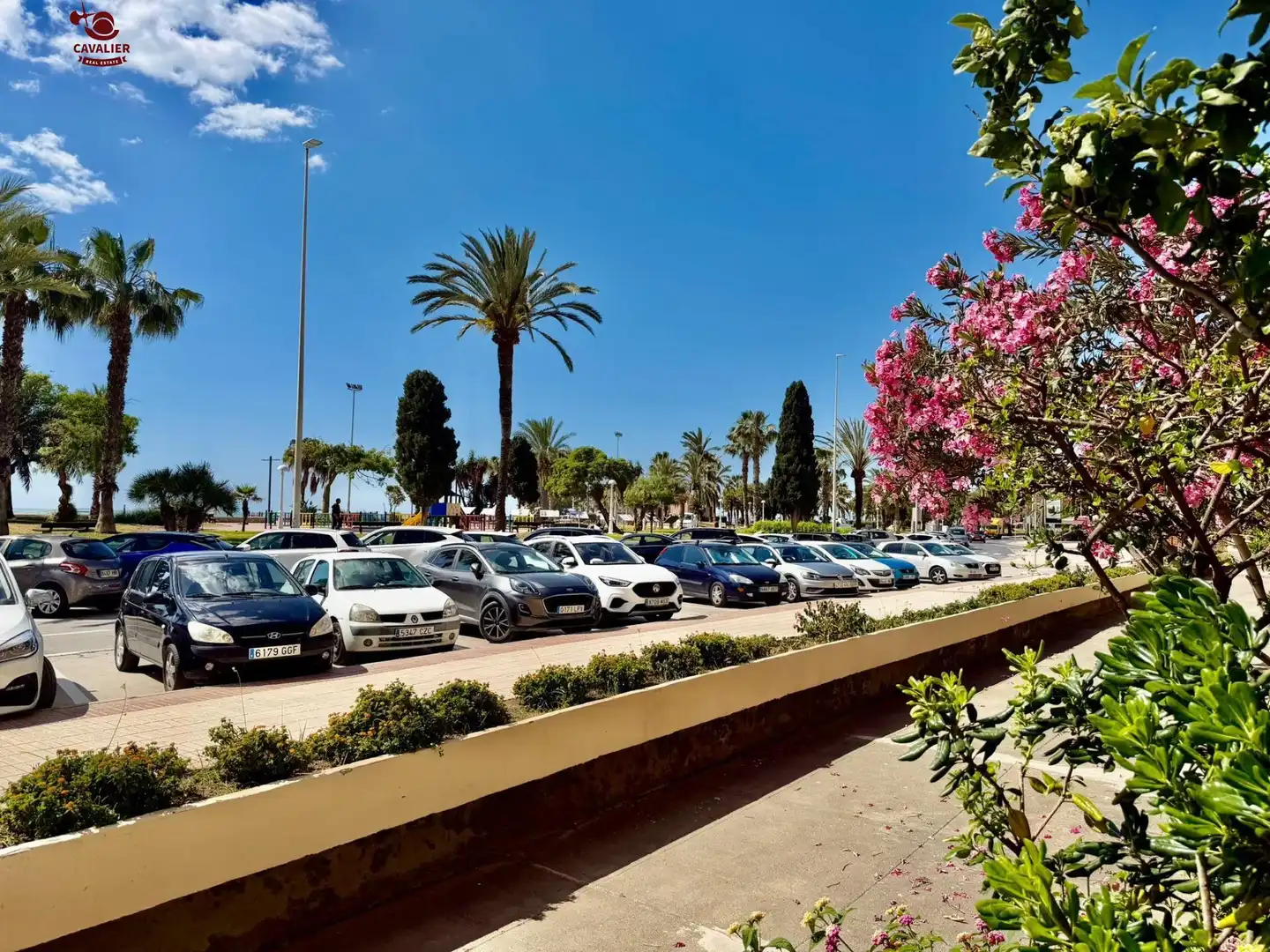 Parking de Piso de alquiler en Vélez-Málaga con Aire acondicionado, Jardín privado y Terraza