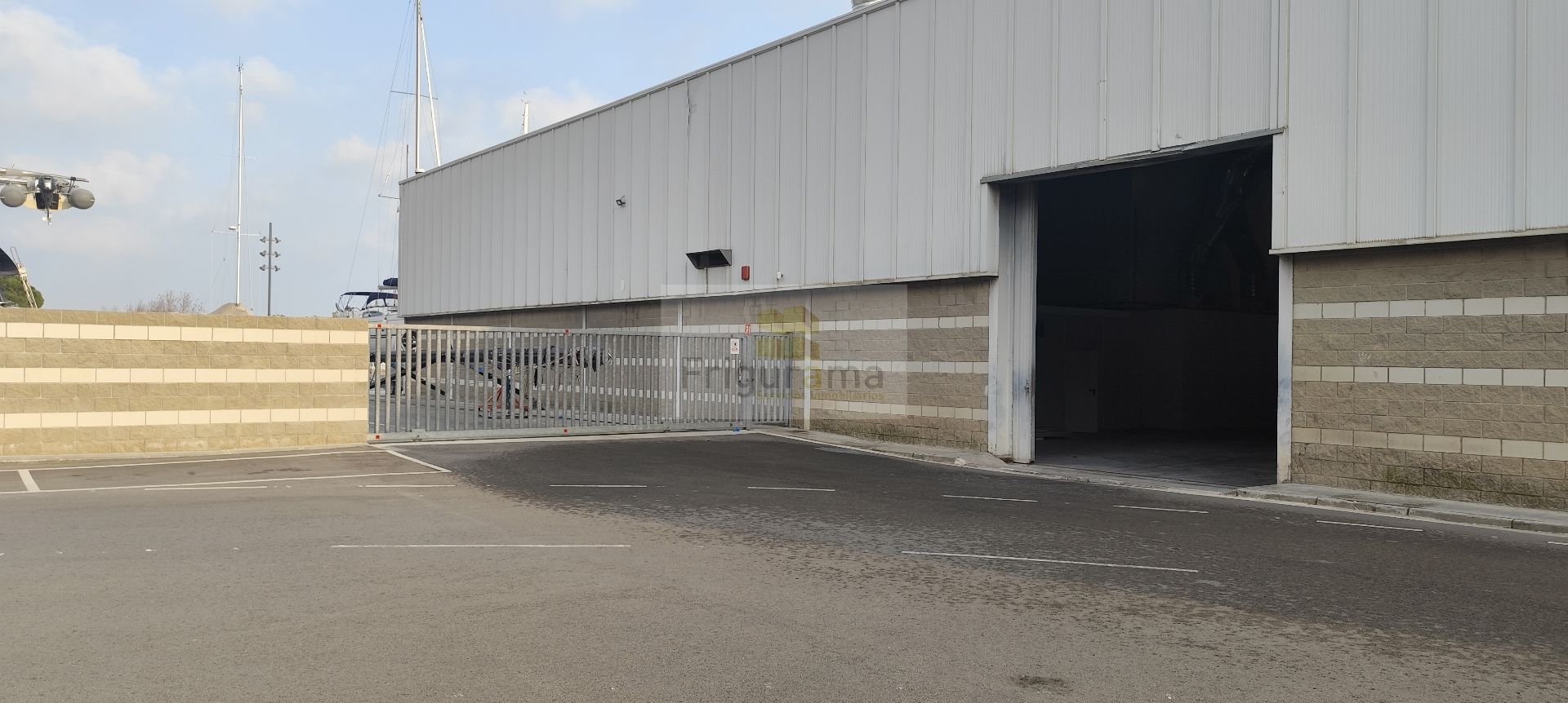 Vista exterior de Nau industrial de lloguer en Castelldefels amb Calefacció