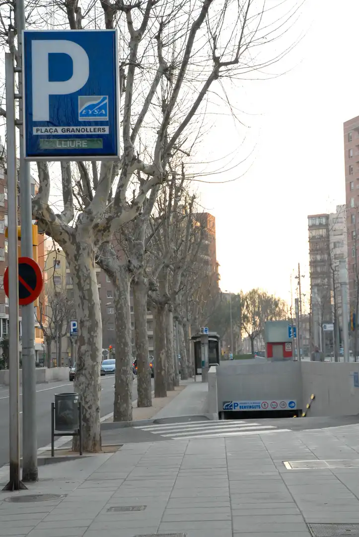 Vista exterior de Garaje de alquiler en Mataró con Alarma