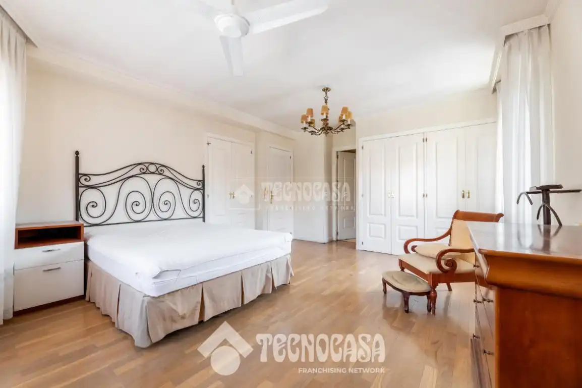 Dormitori de Casa adosada en venda en Majadahonda amb Calefacció, Jardí privat i Terrassa