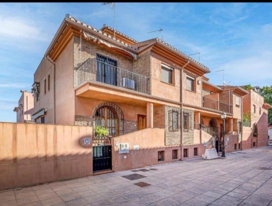 Vista exterior de Casa adosada de lloguer en  Granada Capital amb Aire condicionat, Calefacció i Terrassa