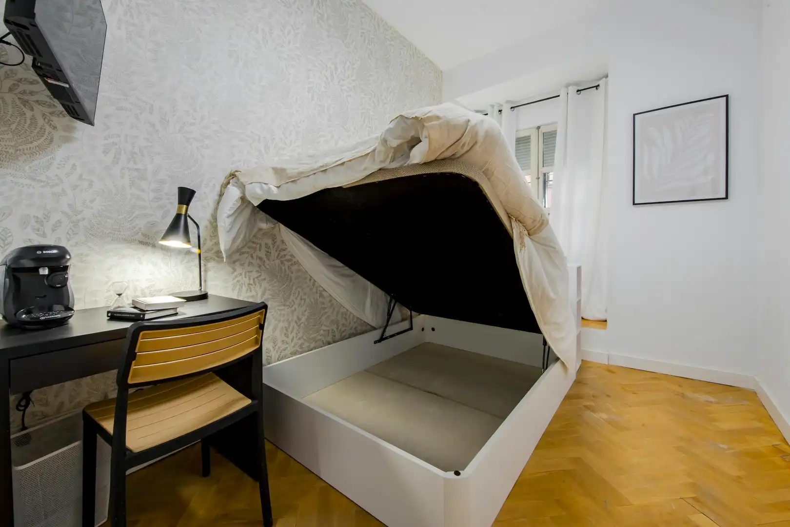Bedroom of Flat for rent in Madrid  with Washing machine and TV