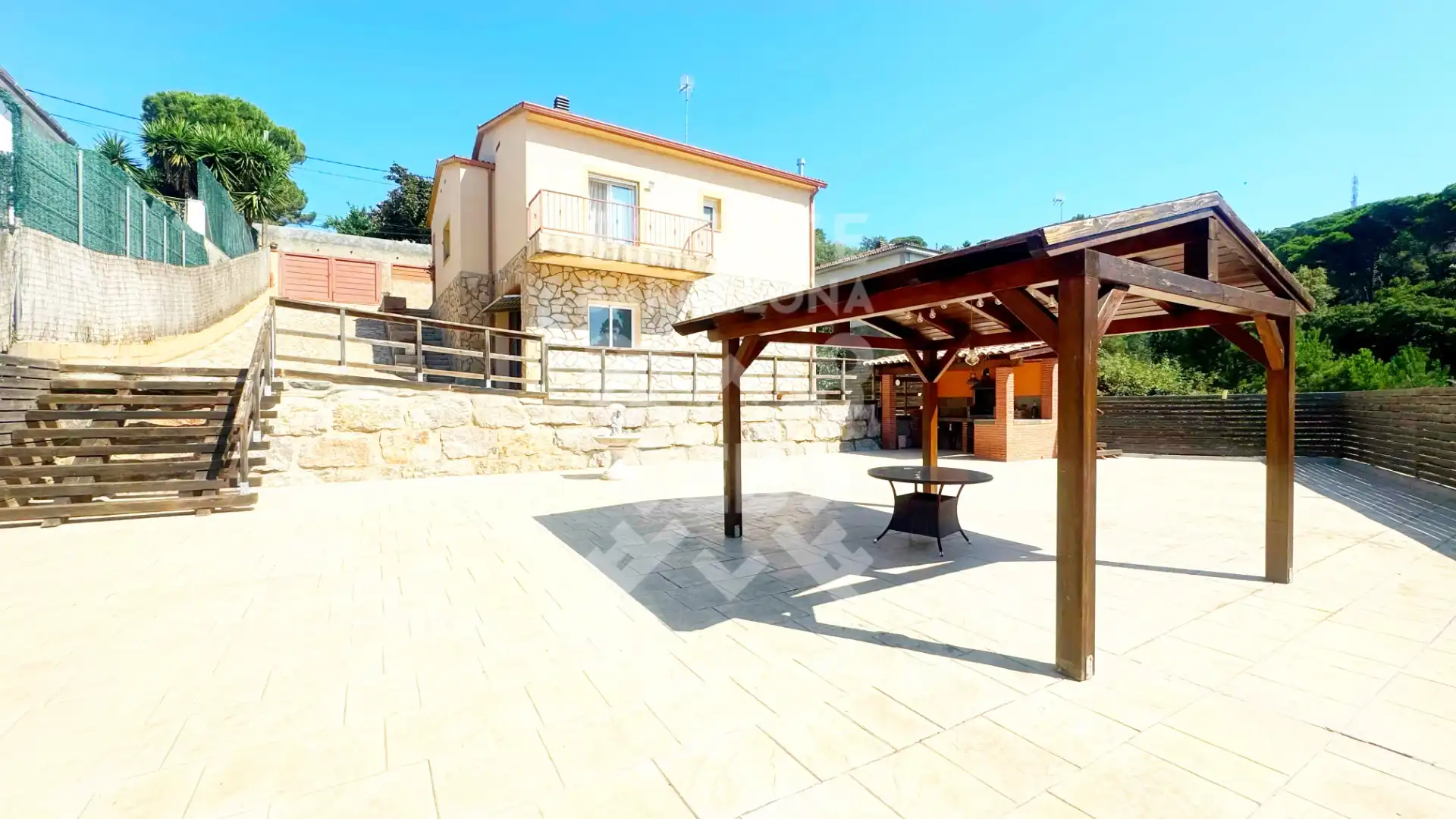 Casa amb terrassa en venda a Carrer Bedoll