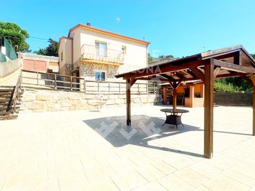 Casa amb balcó en venda a Carrer Bedoll