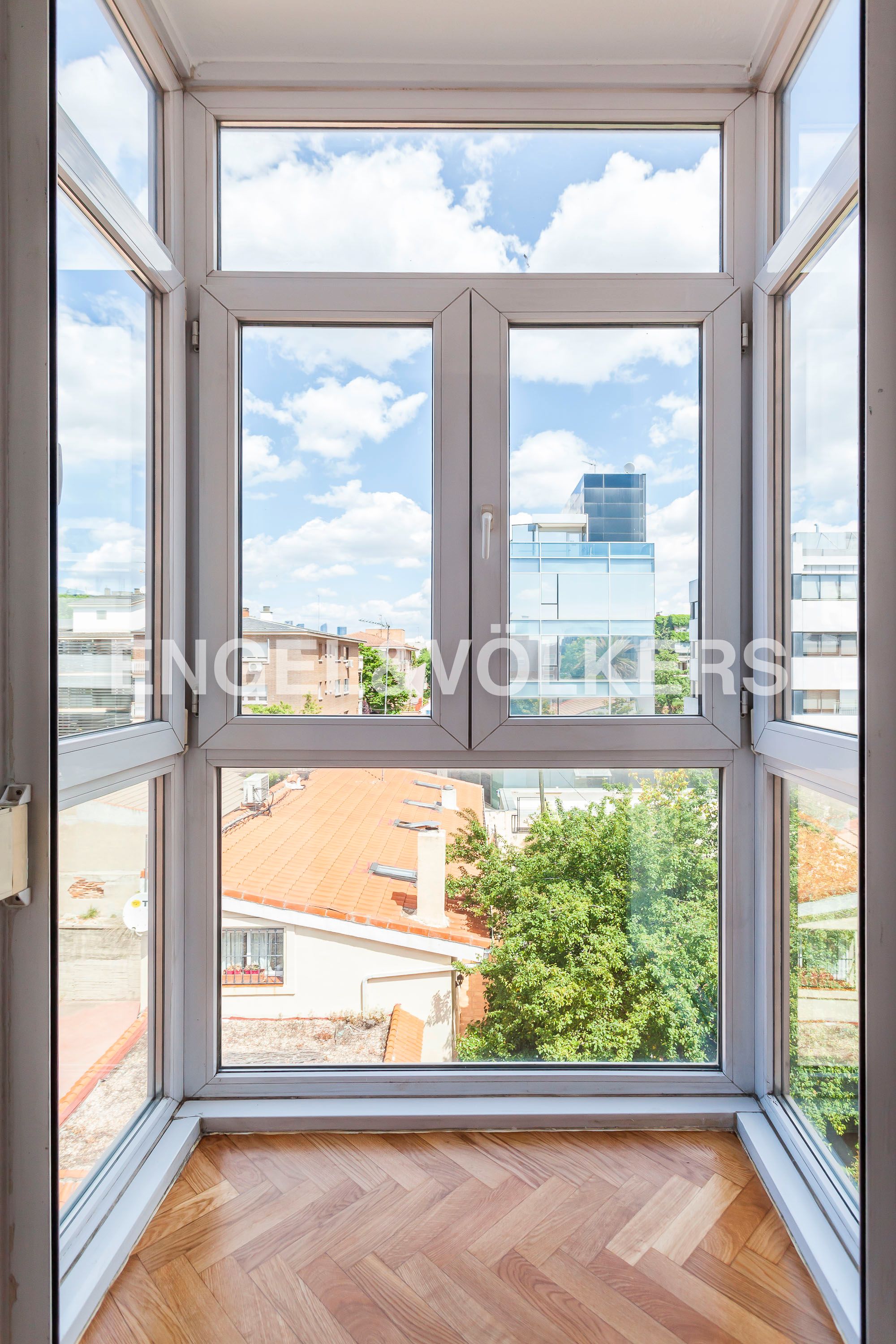 Balcony of Flat for rent in  Madrid Capital  with Air Conditioner, Heating and Parquet flooring