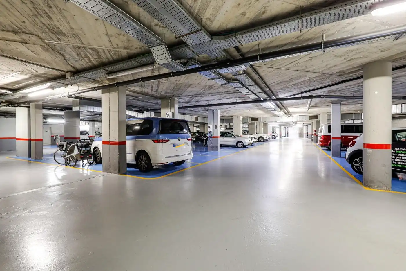 Parkplatz von Wohnung zum Verkauf in Barcelona mit Klimaanlage, Heizung und Terrasse