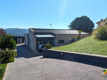 Casa amb piscina en venda a Serra Brava