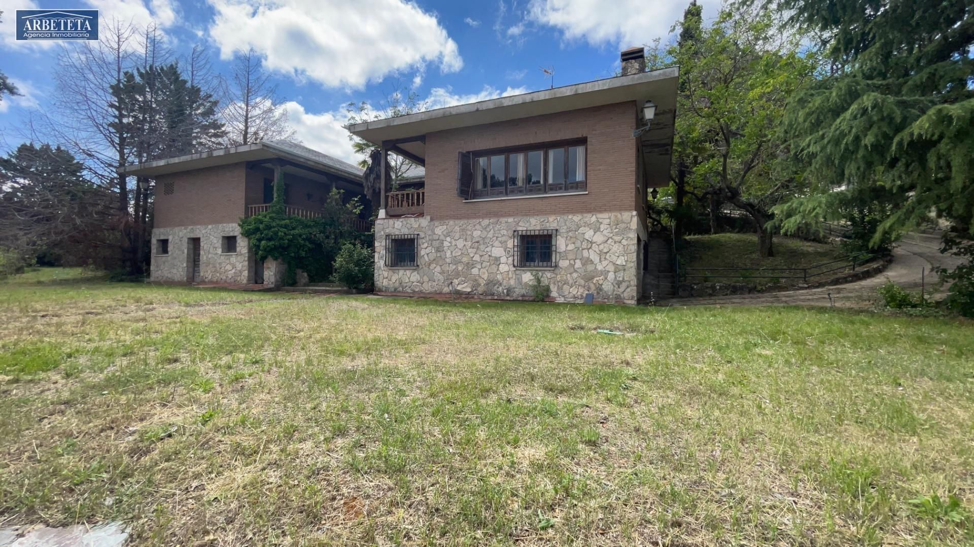 Vista exterior de Casa o xalet en venda en Guadalajara Capital amb Calefacció, Jardí privat i Terrassa