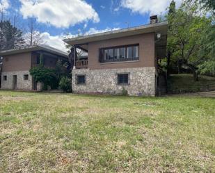 Vista exterior de Casa o xalet en venda en Guadalajara Capital amb Terrassa, Piscina i Balcó