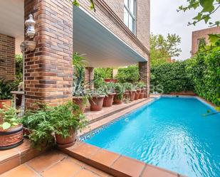 Swimming pool of House or chalet for sale in  Madrid Capital  with Air Conditioner, Heating and Private garden