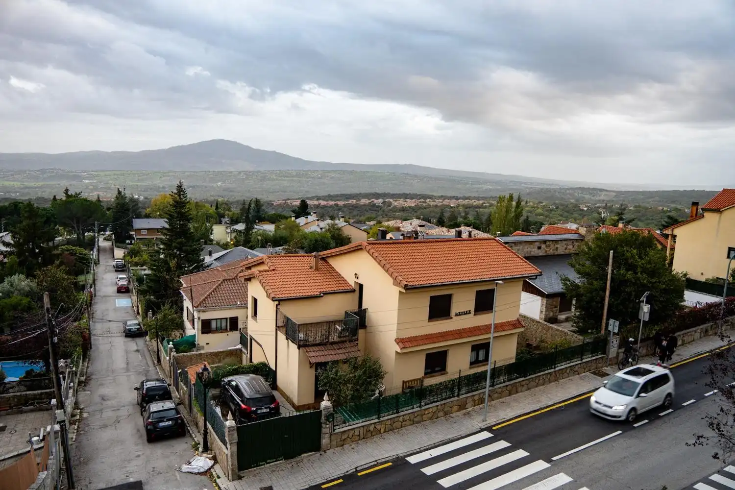 Außenansicht von Einfamilien-Reihenhaus zur Miete in Miraflores de la Sierra mit Heizung, Möbliert und Balkon