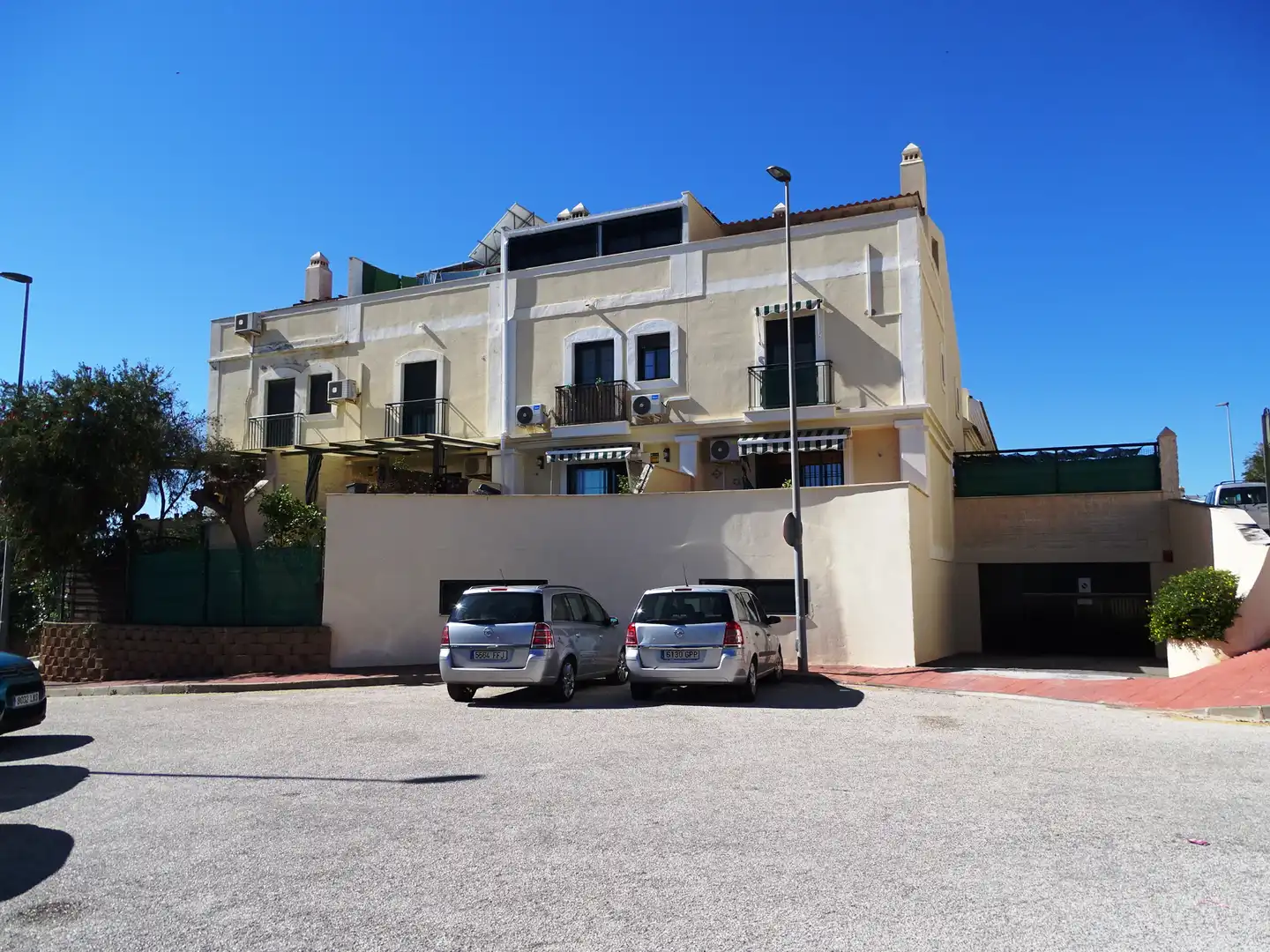 Vista exterior de Casa adosada en venta en Rincón de la Victoria con Aire acondicionado, Calefacción y Jardín privado