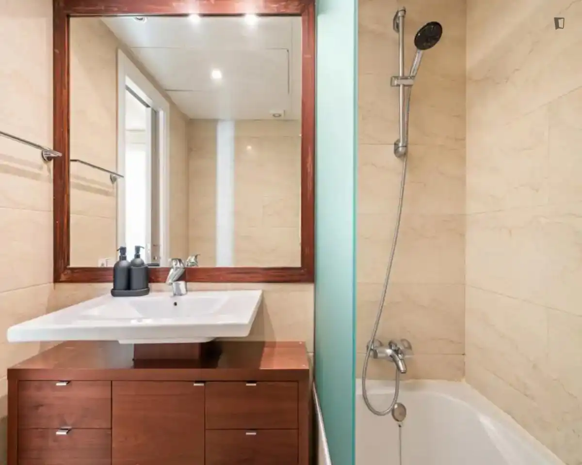 Baño de Apartamento para compartir en Madrid con Aire acondicionado, Calefacción y Amueblado