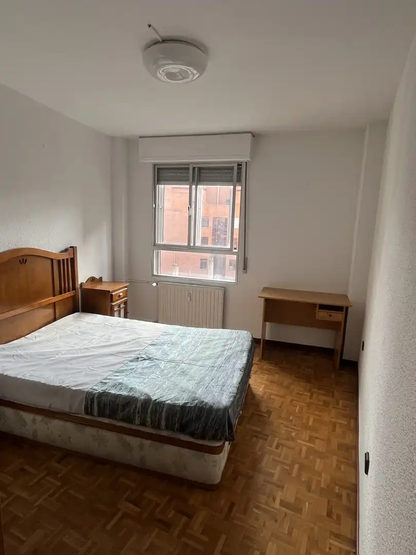 Dormitori de Pis en venda en Soria Capital  amb Parquet, Terrassa i Moblat