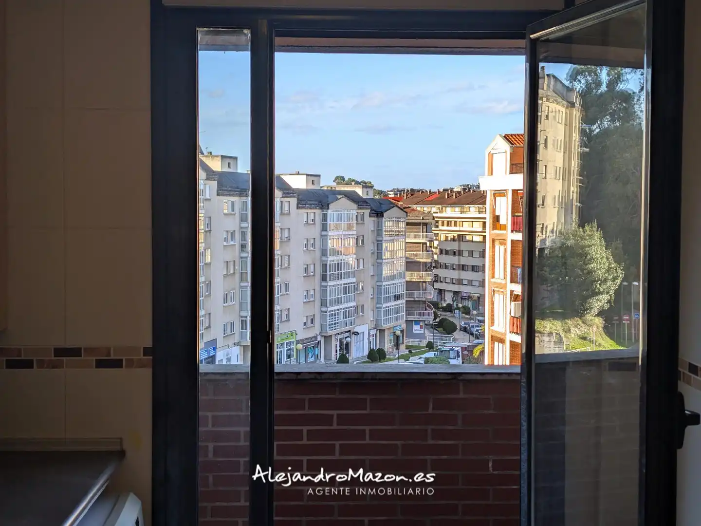 Vista exterior de Piso en venta en Castro-Urdiales con Calefacción, Parquet y Terraza