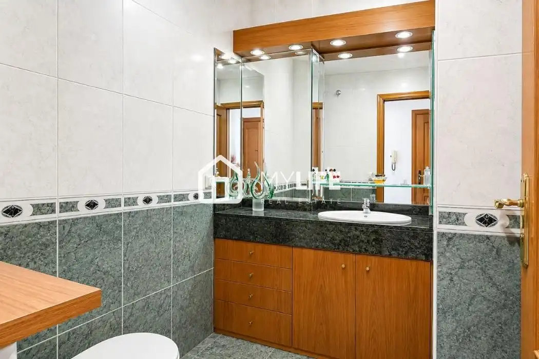Bathroom of Attic for sale in Barcelona  with Air Conditioner, Heating and Parquet flooring