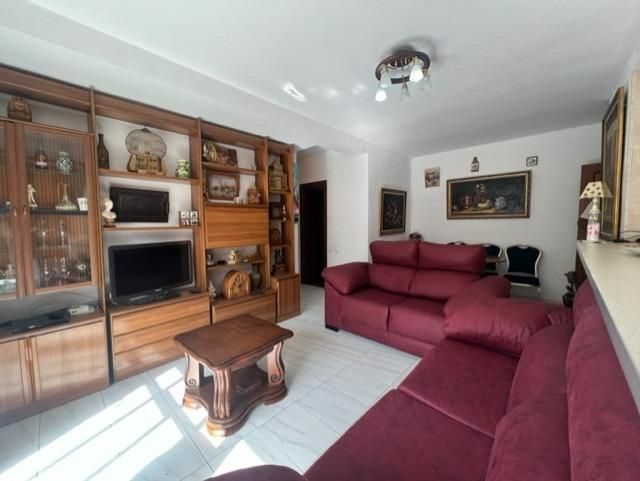 Sala d'estar de Pis de lloguer en Algeciras amb Terrassa i Balcó