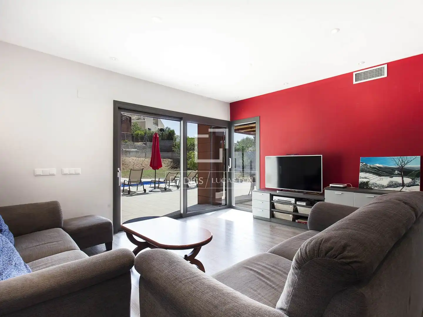 Sala d'estar de Casa o xalet en venda en Sant Pere de Ribes amb Aire condicionat, Jardí privat i Parquet