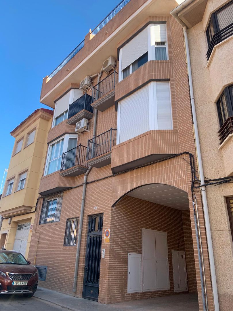 Vista exterior de Pis en venda en La Roda amb Calefacció, Terrassa i Traster