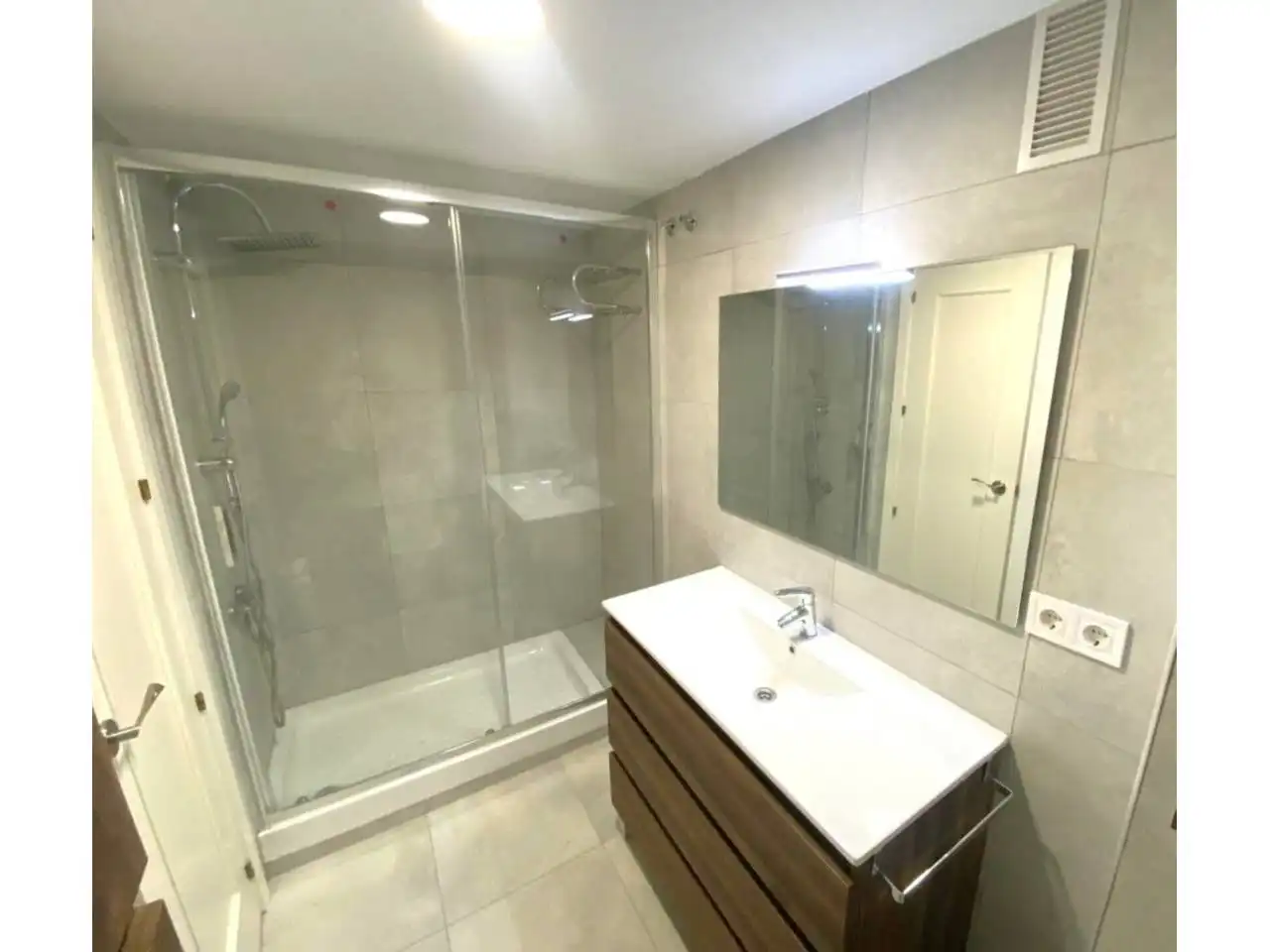 Baño de Piso de alquiler en Madrid con Calefacción, Parquet y Alarma