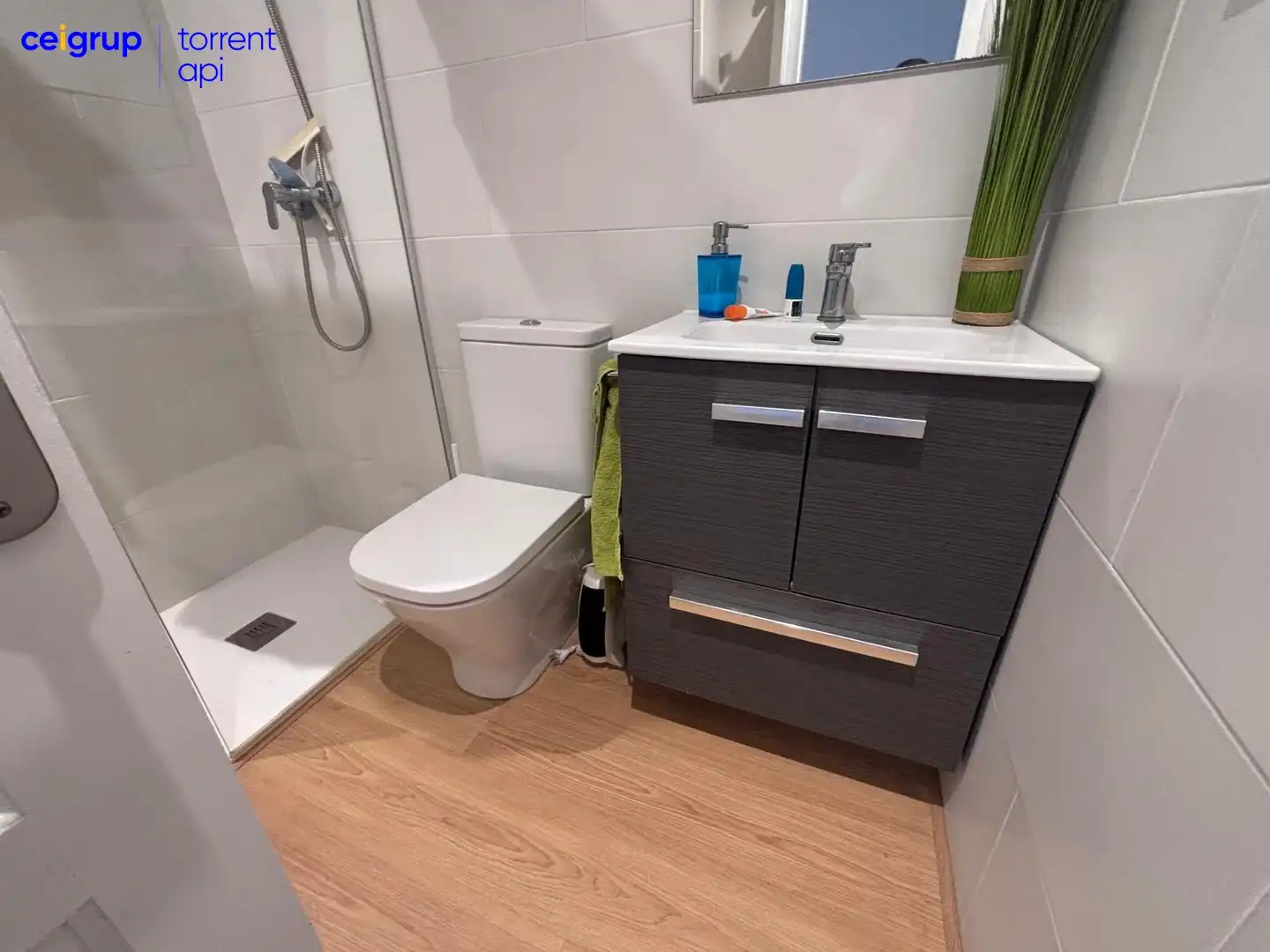 Badezimmer von Dachboden zum Verkauf in L'Escala mit Klimaanlage und Terrasse