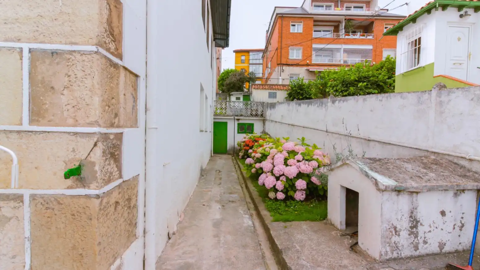 Vista exterior de Casa adosada en venda en Santander amb Calefacció, Parquet i Terrassa