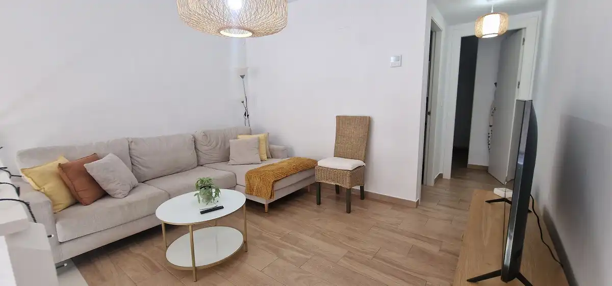 Sala de estar de Casa adosada de alquiler en Santa Pola con Aire acondicionado, Jardín privado y Amueblado