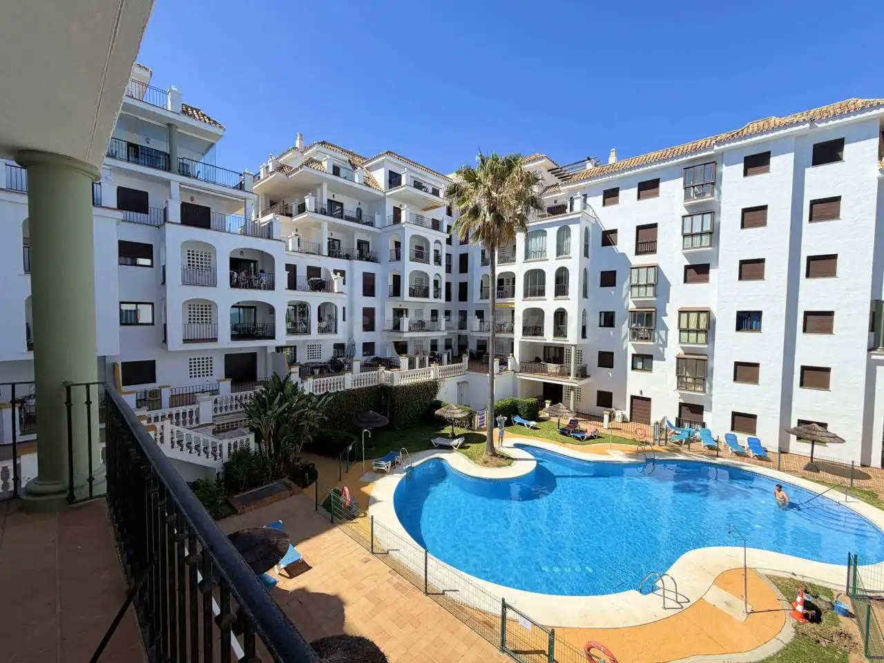 Vista exterior de Apartamento de alquiler en Manilva con Terraza, Amueblado y Alarma