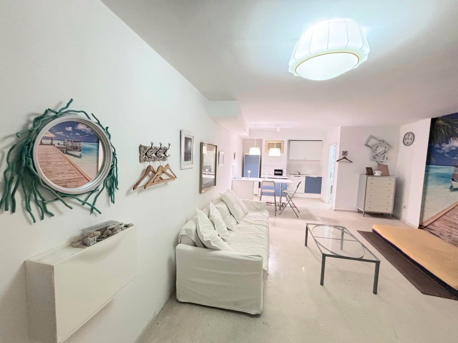 Sala d'estar de Estudi de lloguer en Las Palmas de Gran Canaria amb Moblat, Rentadora i Microones