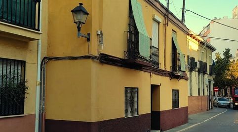 Casa esquina de 2 plantas con patio central en la zona de la Trinidad