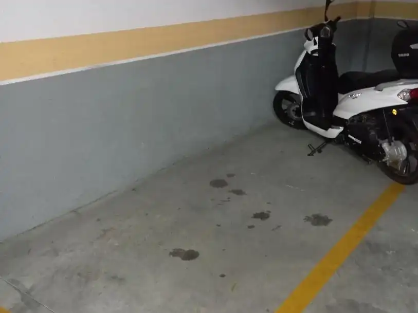 Motorbike to rent in Carrer d’en Perot Rocaguinarda 21, imagen 3