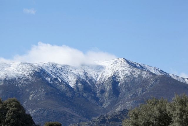 Vista exterior de Casa o xalet en venda en Navaluenga amb Jardí privat i Moblat