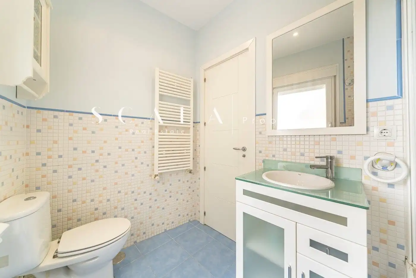Bathroom of Flat for rent in Madrid  with Air Conditioner, Heating and Parquet flooring