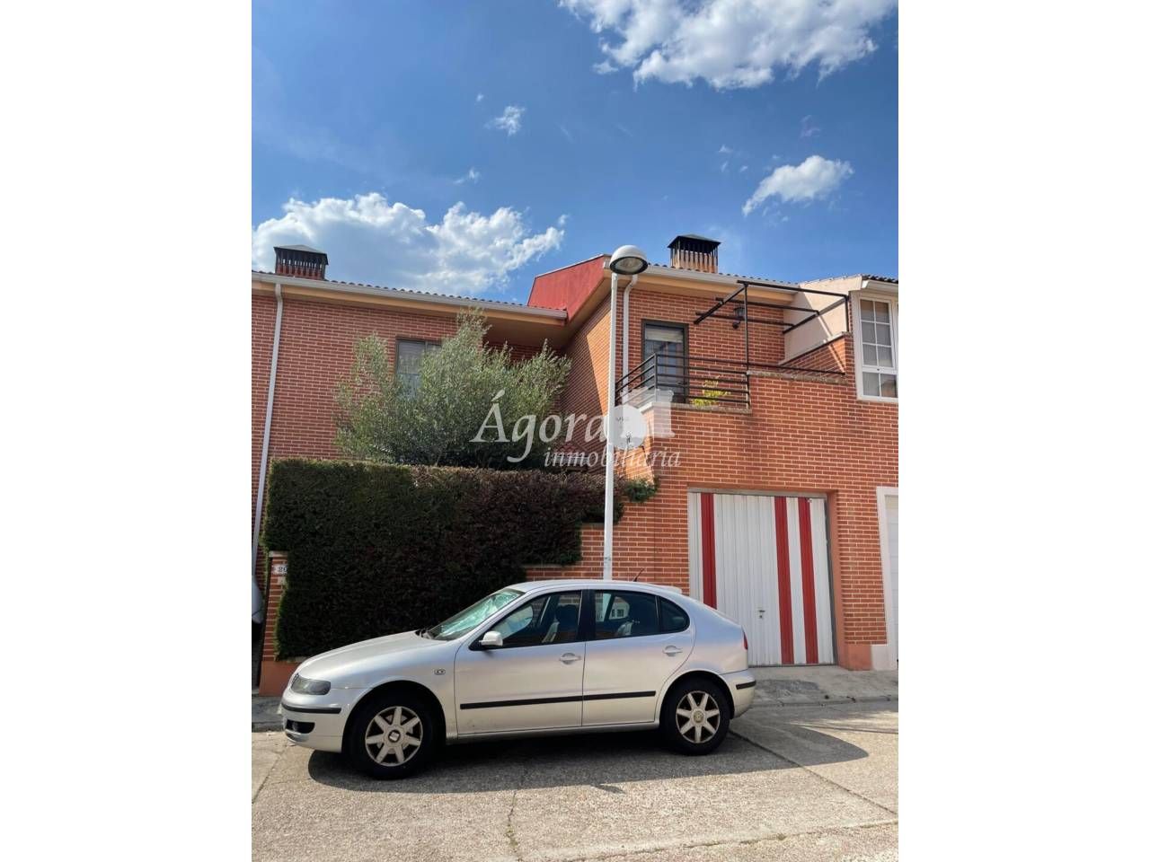 Vista exterior de Casa adosada en venda en Aldeamayor de San Martín amb Calefacció, Jardí privat i Terrassa