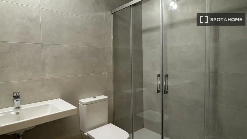 Bany de Apartament per a compartir en Málaga amb Aire condicionat, Terrassa i Moblat