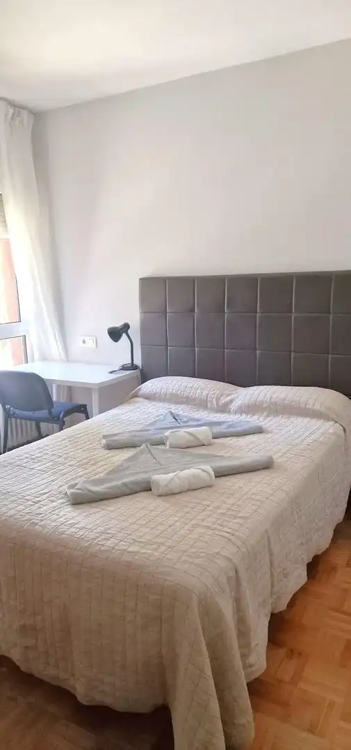 Habitación de Piso de alquiler en Oviedo  con Calefacción y Amueblado