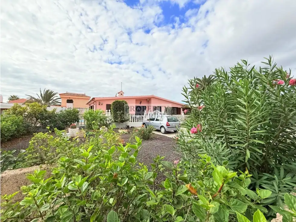 Vista exterior de Casa o xalet en venda en Arona amb Terrassa, Piscina i Moblat