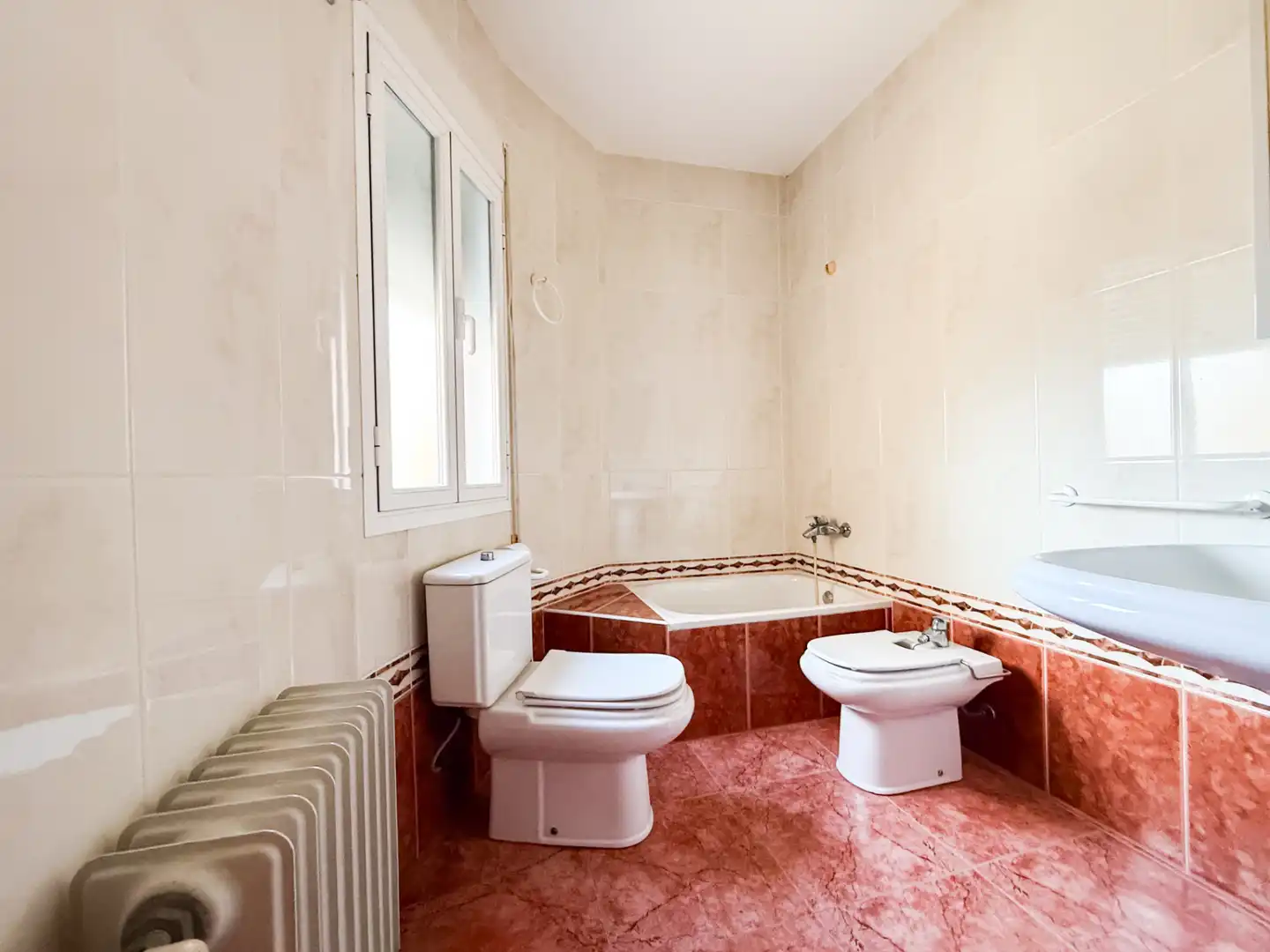 Badezimmer von Einfamilien-Reihenhaus zum Verkauf in Baza mit Klimaanlage, Heizung und Terrasse