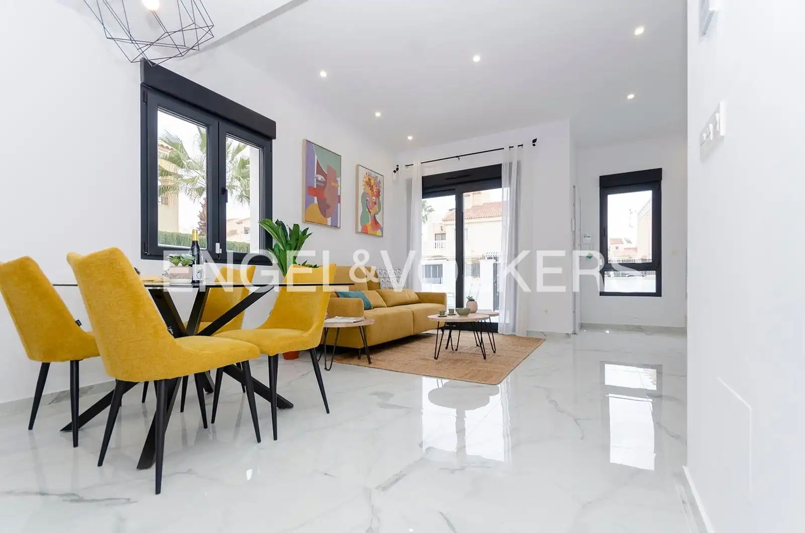 Vista exterior de Casa o xalet en venda en Torrevieja amb Aire condicionat, Calefacció i Jardí privat