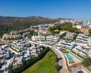 Vista exterior de Àtic en venda en Marbella amb Piscina