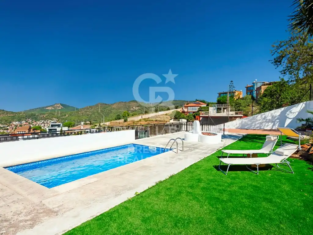 Swimming pool of Houses for sale in Esplugues de Llobregat