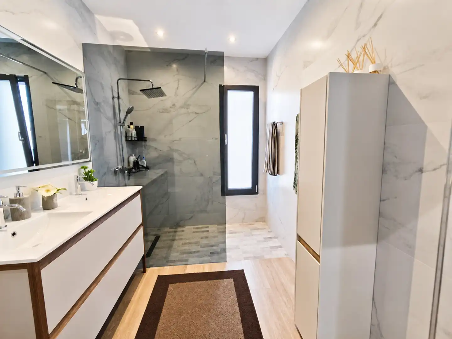 Bany de Casa o xalet en venda en Estepona amb Aire condicionat, Jardí privat i Terrassa