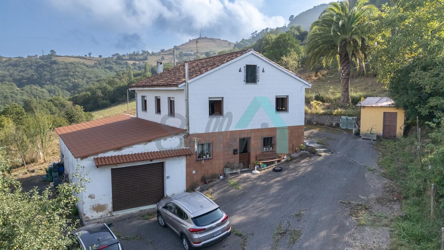 Vista exterior de Casa o xalet en venda en Oviedo  amb Calefacció, Jardí privat i Parquet